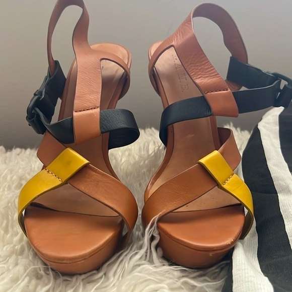 GORGEOUS L.A.M.B. by Gwen Stefani Tan with Blk & Yellow Platform Stiletttosπ π - Picture 9 of 15